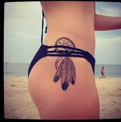  Tatouage attrape rêve sur la hanche sur une femme en maillot de bain